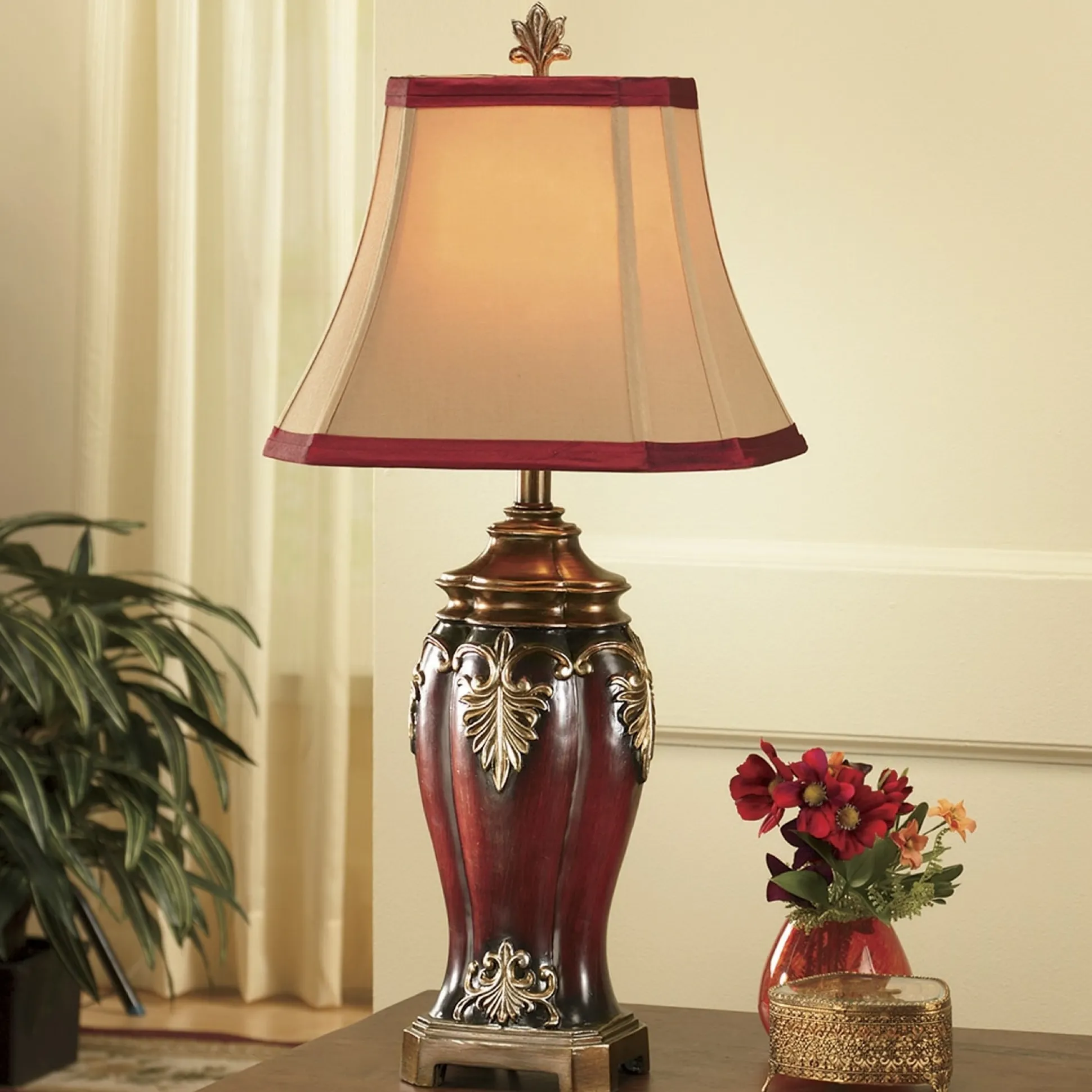 Dramatic Detail Lamp