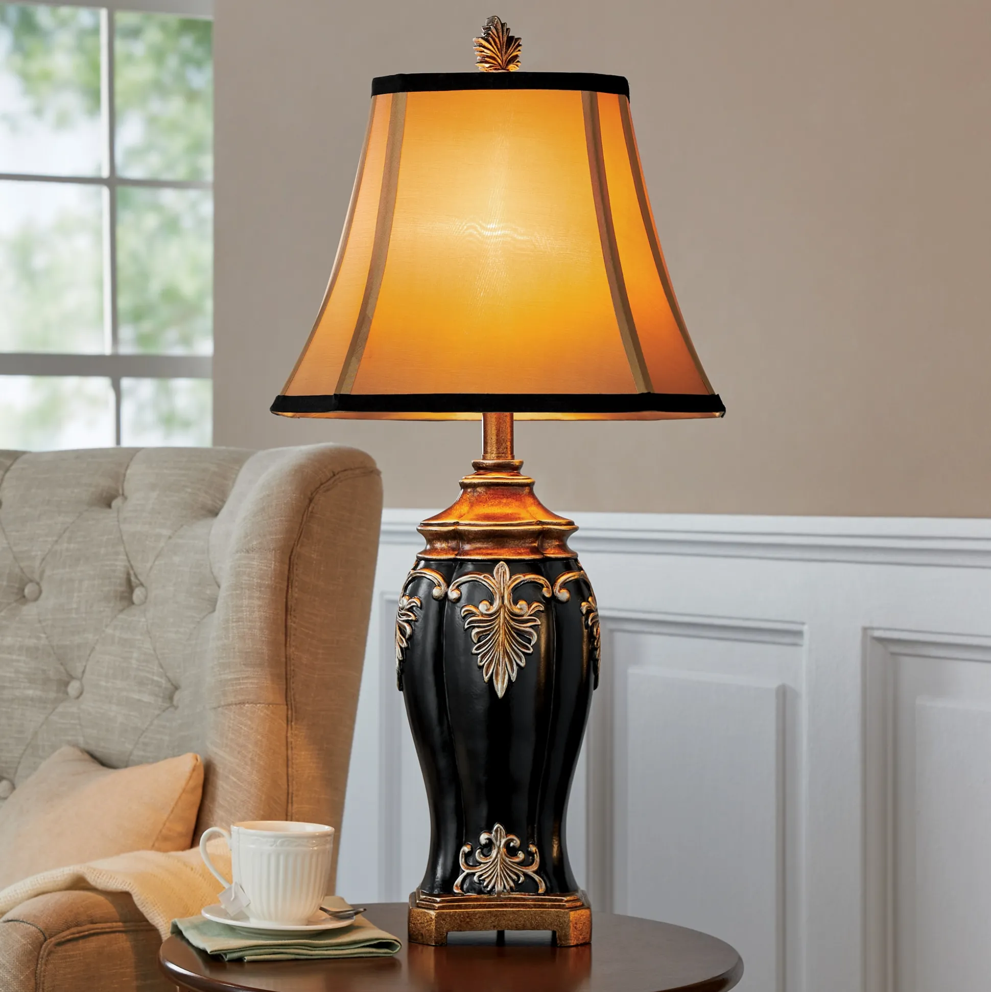 Dramatic Detail Lamp