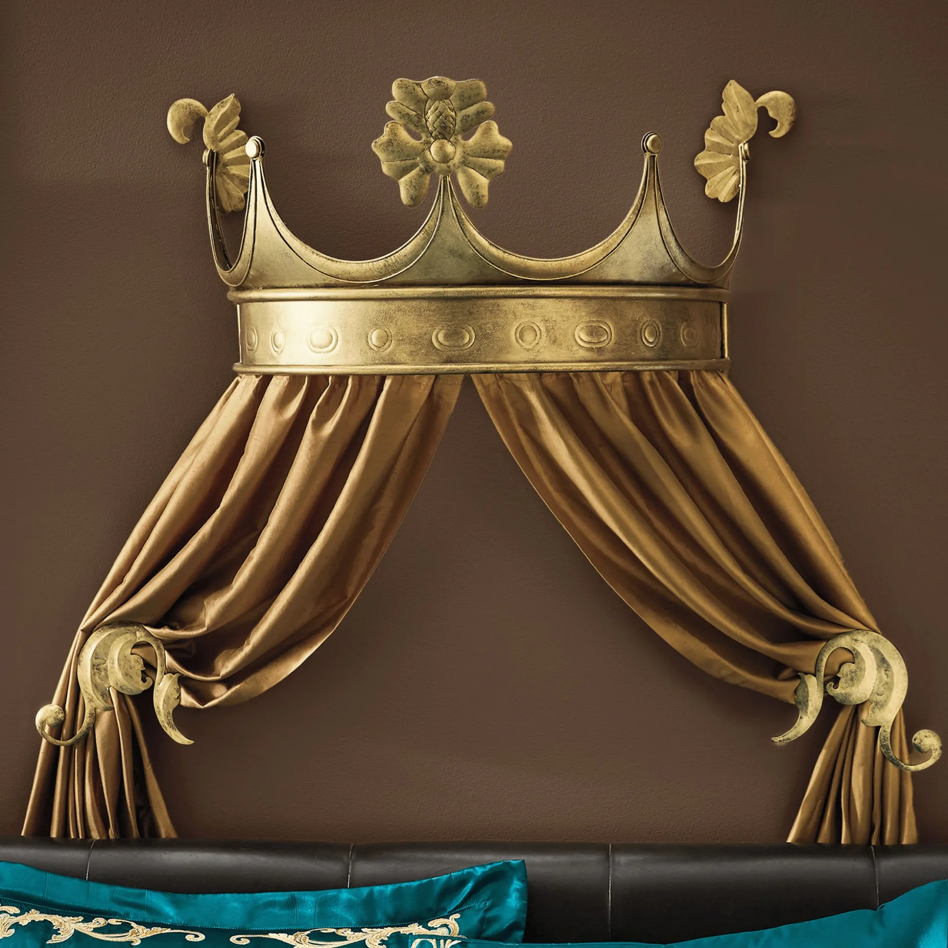 Kingsley Bed Crown with 2 Tiebacks
