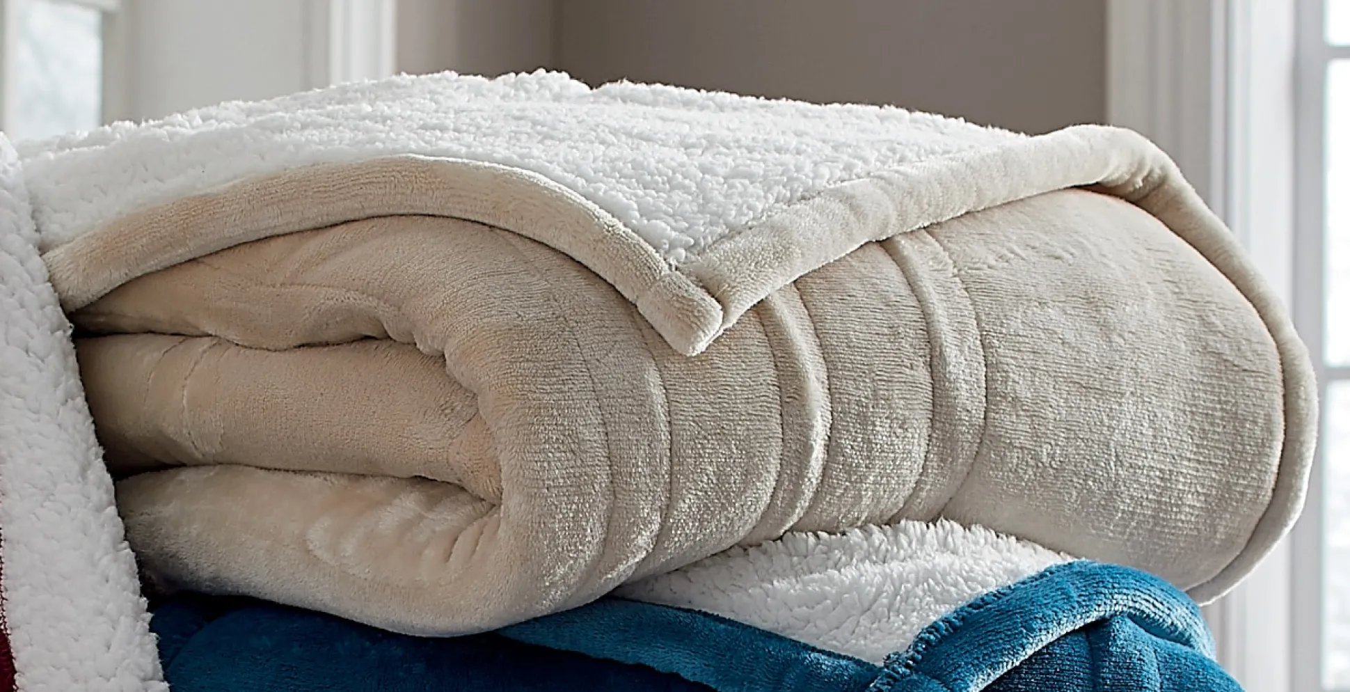 Westinghouse Reversible Fleece to Sherpa Heated Throw, Plush